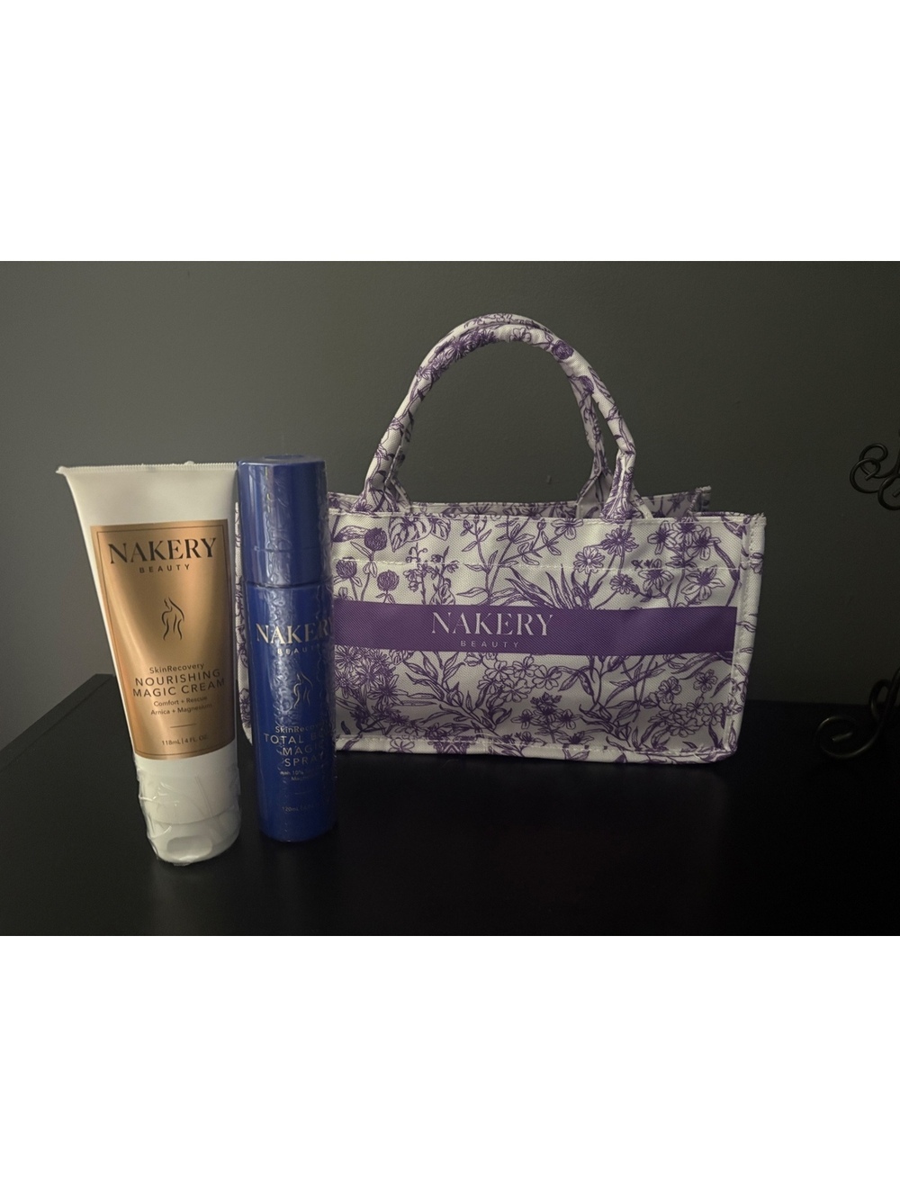 NWT Nakery Beauty SkinRecovery Magic Relief 3-Pc Gift Set Cream Spray & Tote